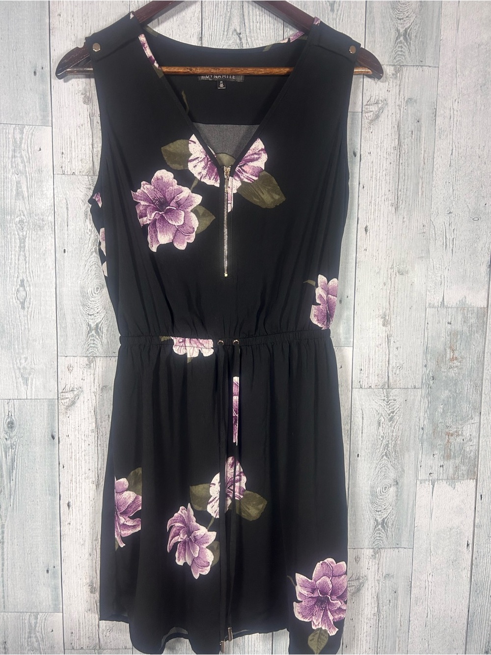 Dynamite Medium Black
Purple Floral Dress Zip Front
Drawstring Waist Utility